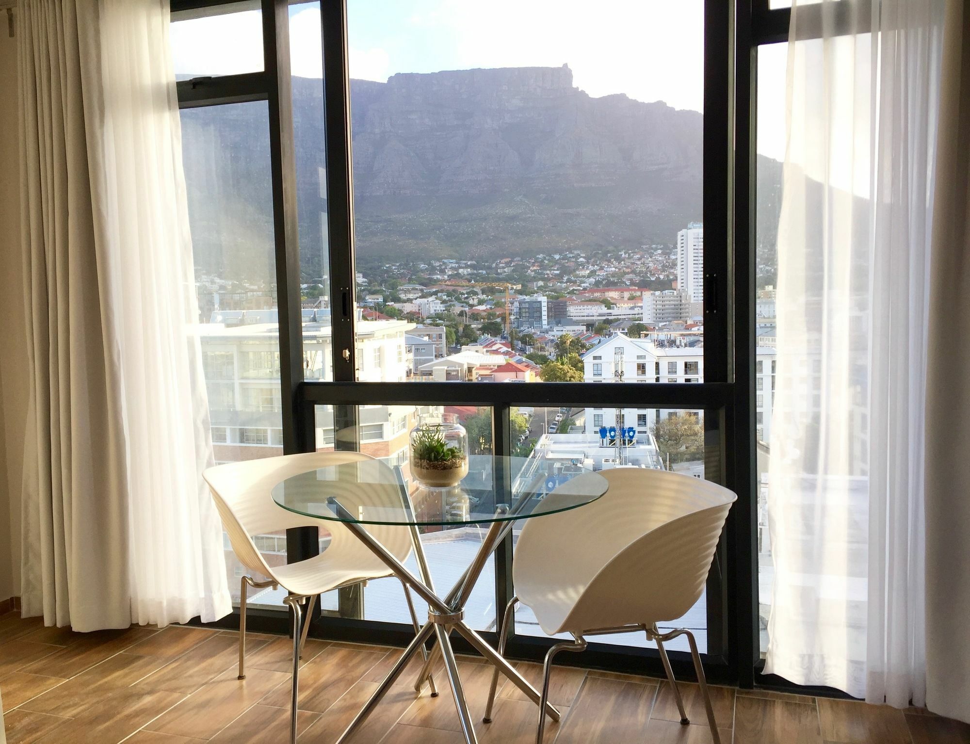 Appartement Urban Oasis At The Four Seasons à Le Cap Extérieur photo
